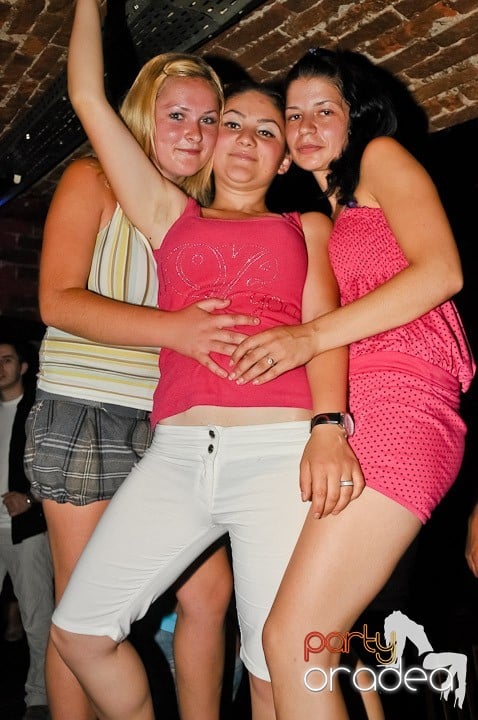 Petrecere mare la început de săptămână, 