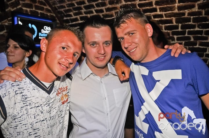 Petrecere mare la început de săptămână, 