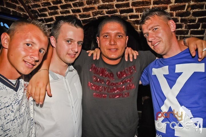 Petrecere mare la început de săptămână, 