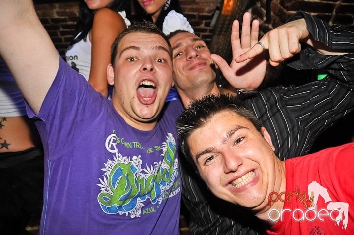 Petrecere mare la început de săptămână, 