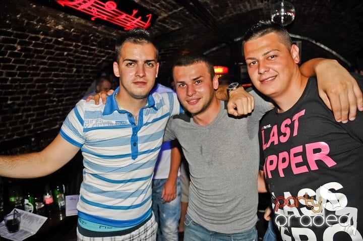 Petrecere mare la început de săptămână, 