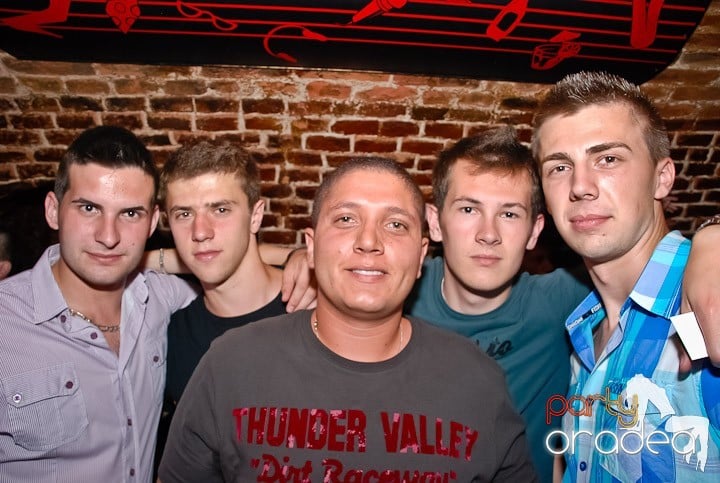 Petrecere mare la început de săptămână, 