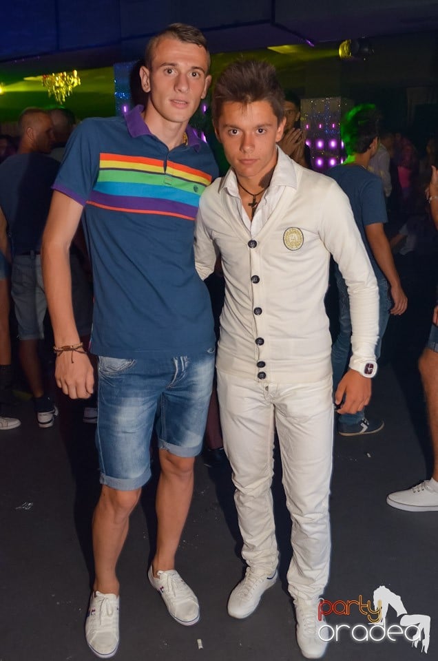 Petrecere până dimineaţa în Club Life,
