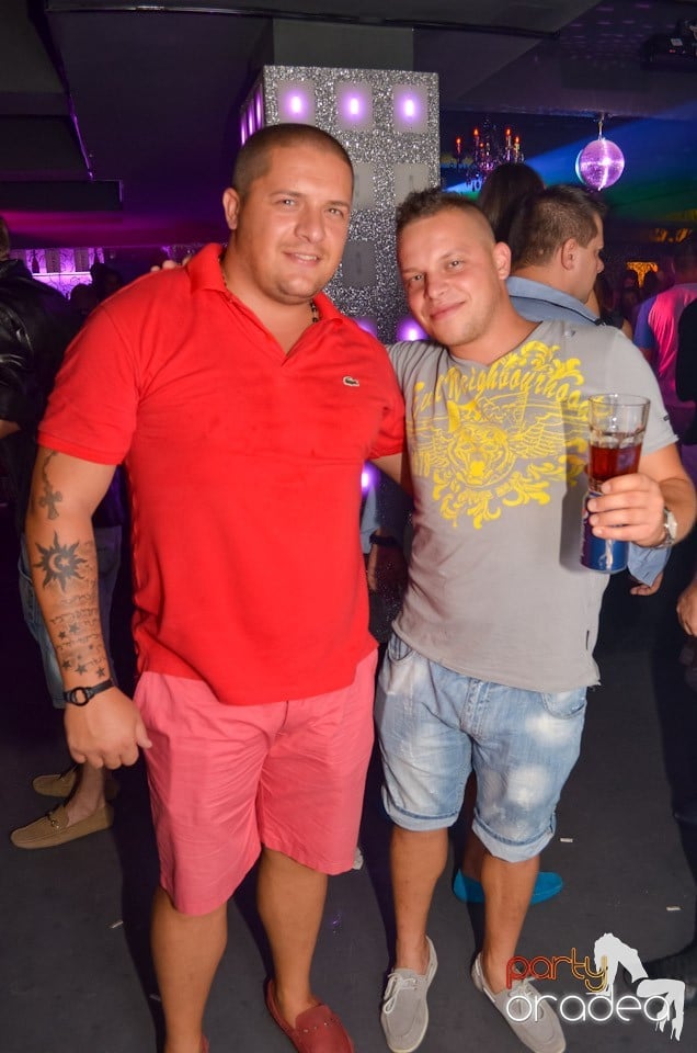 Petrecere până dimineaţa în Club Life,