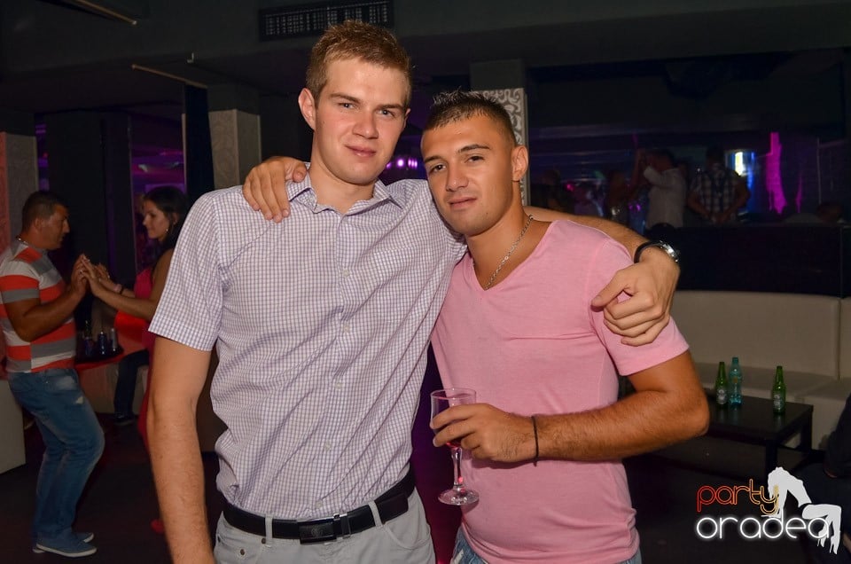 Petrecere până dimineaţa în Club Life,