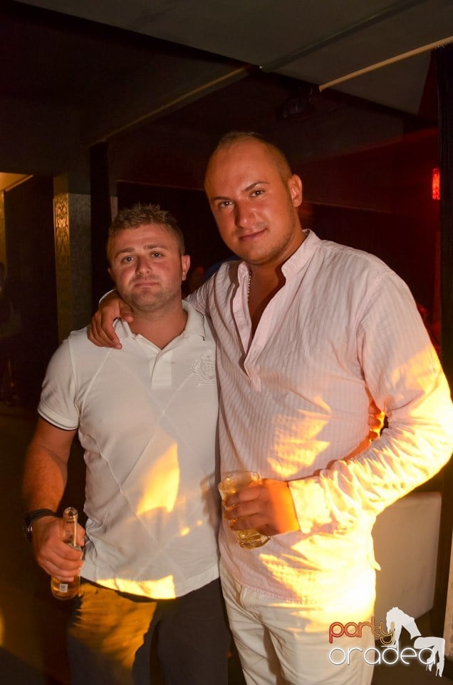 Petrecere până dimineaţa în Club Life,