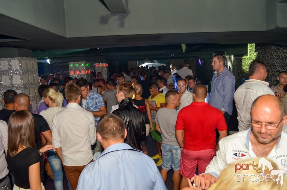 Petrecere până dimineaţa în Club Life,