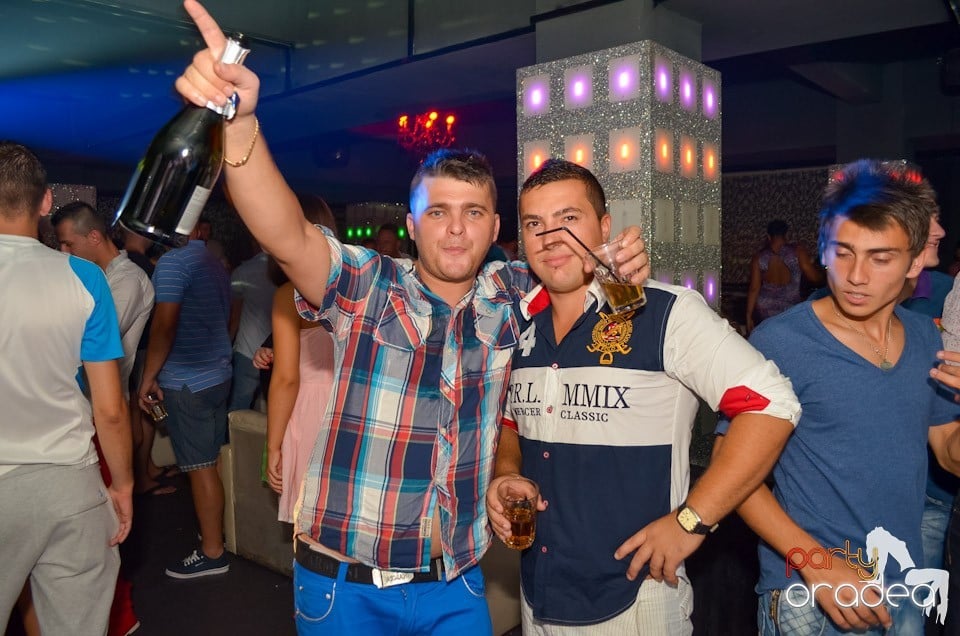 Petrecere până dimineaţa în Club Life,