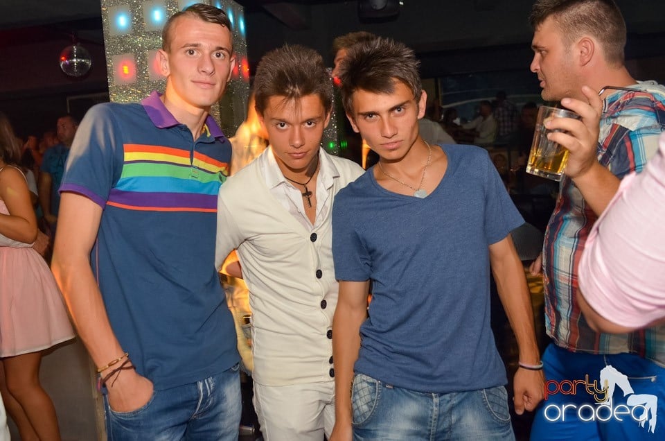 Petrecere până dimineaţa în Club Life,