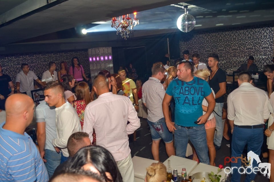 Petrecere până dimineaţa în Club Life,
