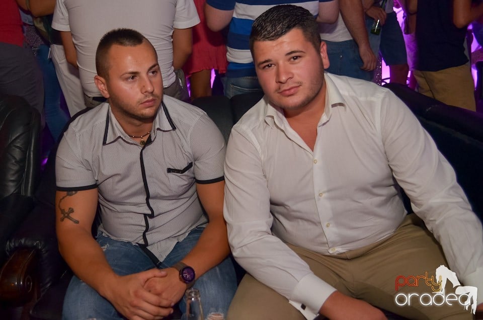 Petrecere până dimineaţa în Club Life,