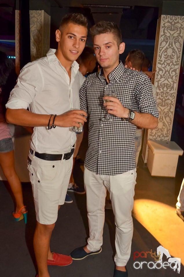 Petrecere până dimineaţa în Club Life,