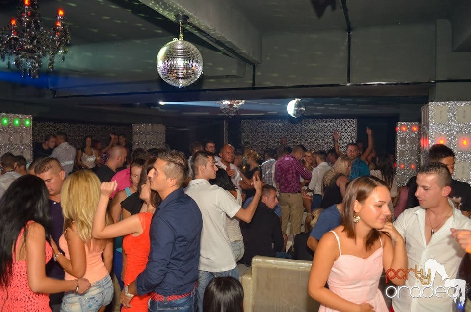 Petrecere până dimineaţa în Club Life,