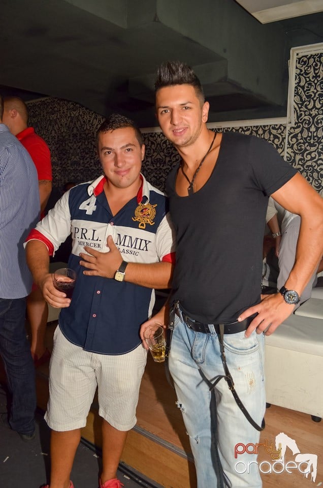 Petrecere până dimineaţa în Club Life,
