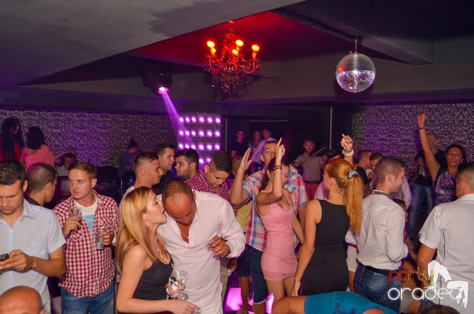Petrecere până dimineaţa în Club Life,