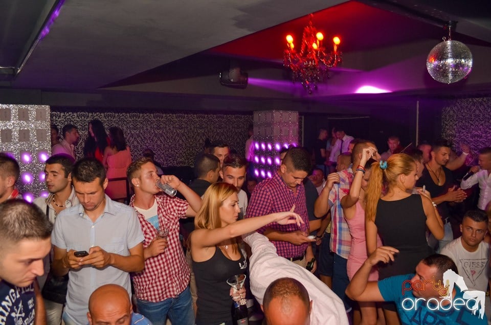 Petrecere până dimineaţa în Club Life,