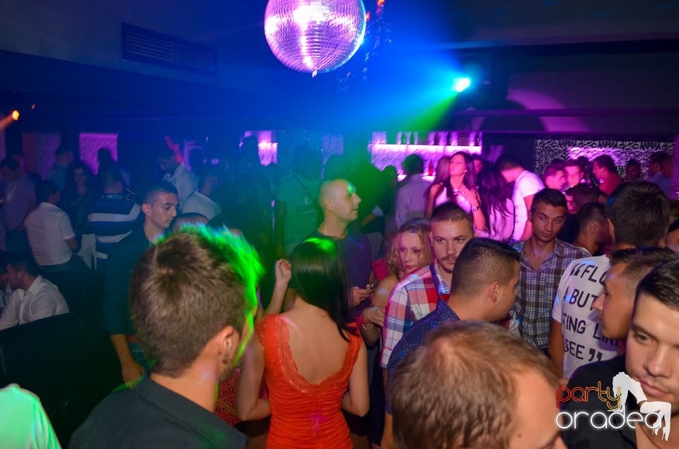 Petrecere până dimineaţa în Club Life,