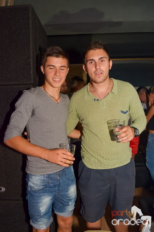 Petrecere până dimineaţa în Club Life,