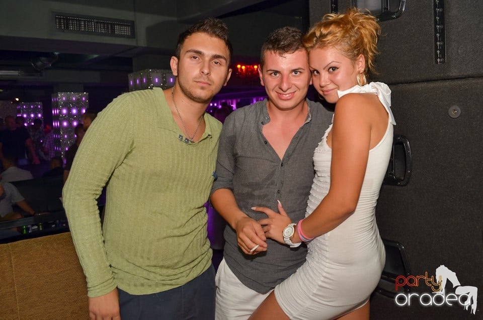 Petrecere până dimineaţa în Club Life,