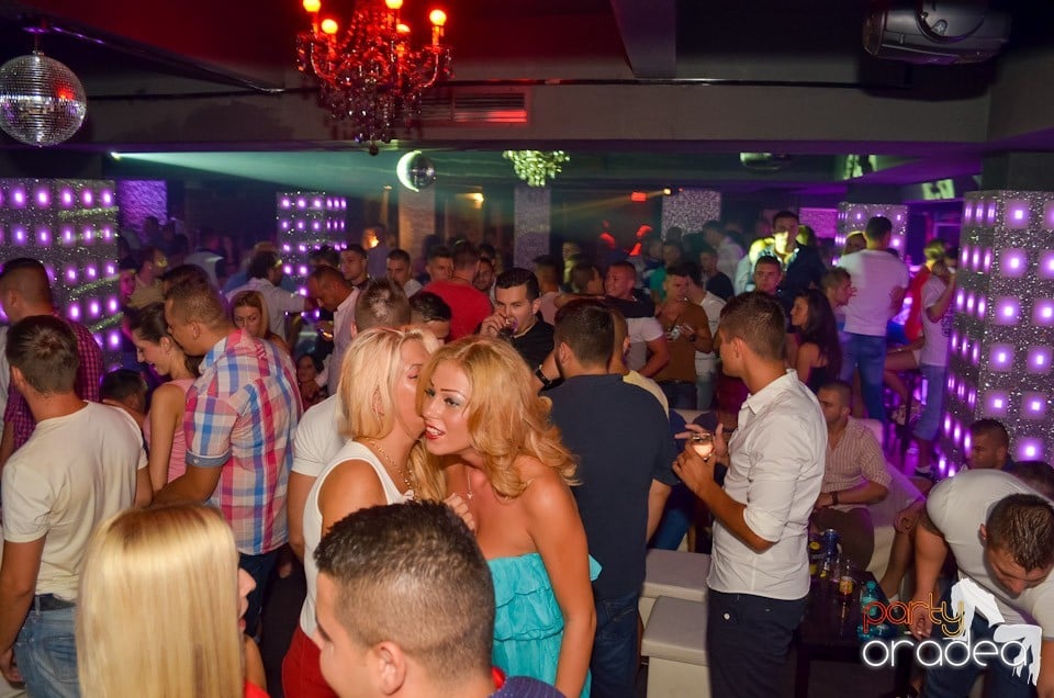 Petrecere până dimineaţa în Club Life,