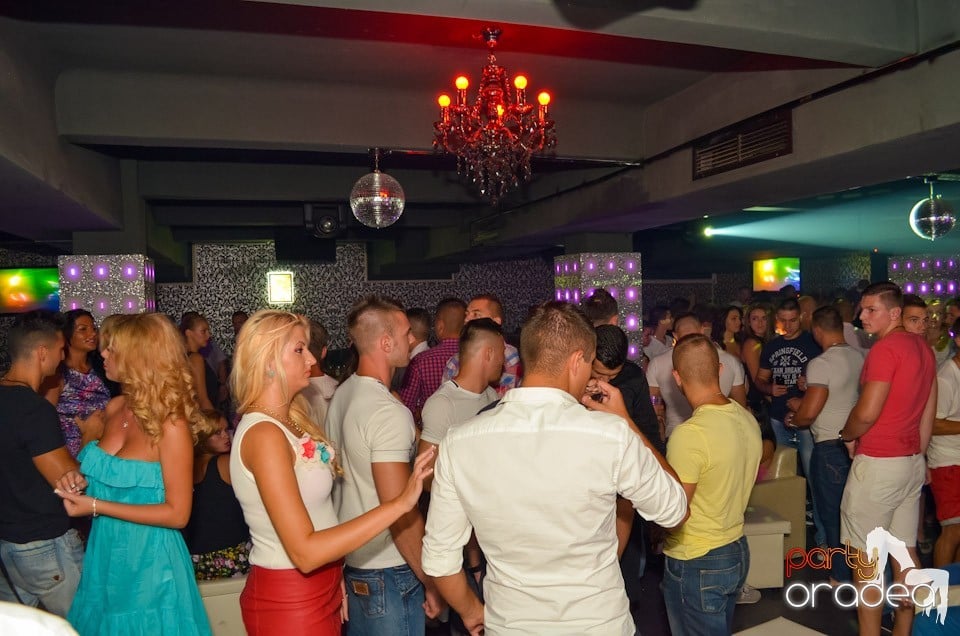 Petrecere până dimineaţa în Club Life,