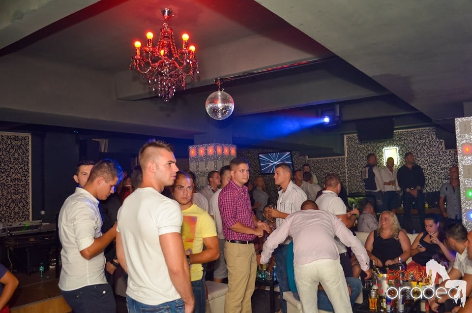 Petrecere până dimineaţa în Club Life,