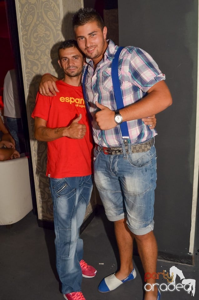 Petrecere până dimineaţa în Club Life,