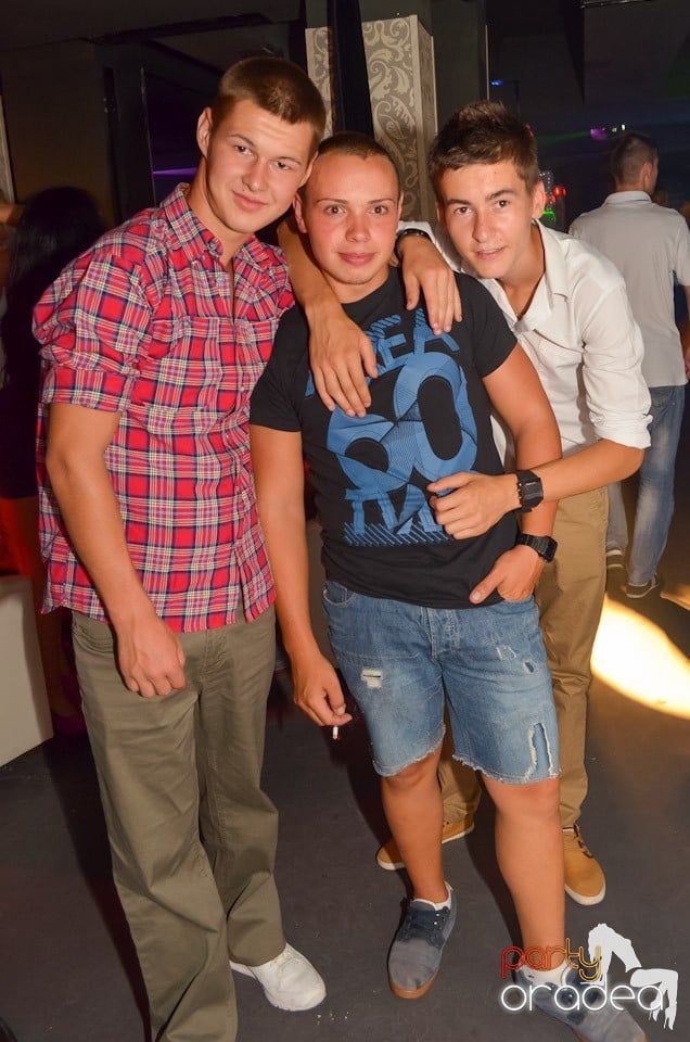 Petrecere până dimineaţa în Club Life,