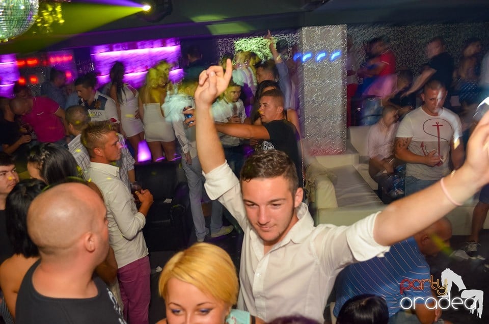 Petrecere până dimineaţa în Club Life,