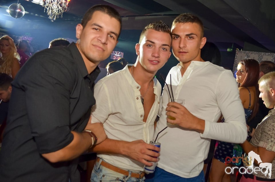 Petrecere până dimineaţa în Club Life,