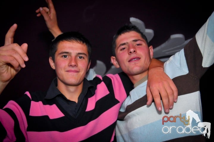 Petrecerea continuă în Club Atti's, 