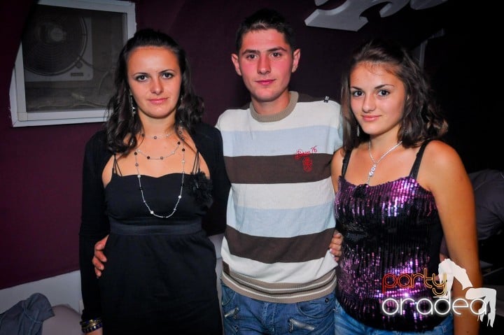 Petrecerea continuă în Club Atti's, 