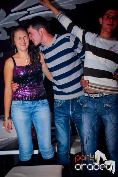 Petrecerea continuă în Club Atti's, 