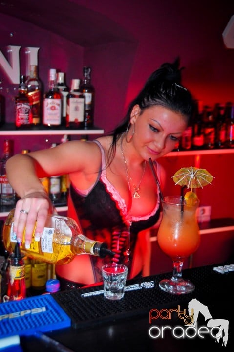 Petrecerea continuă în Club Atti's, 