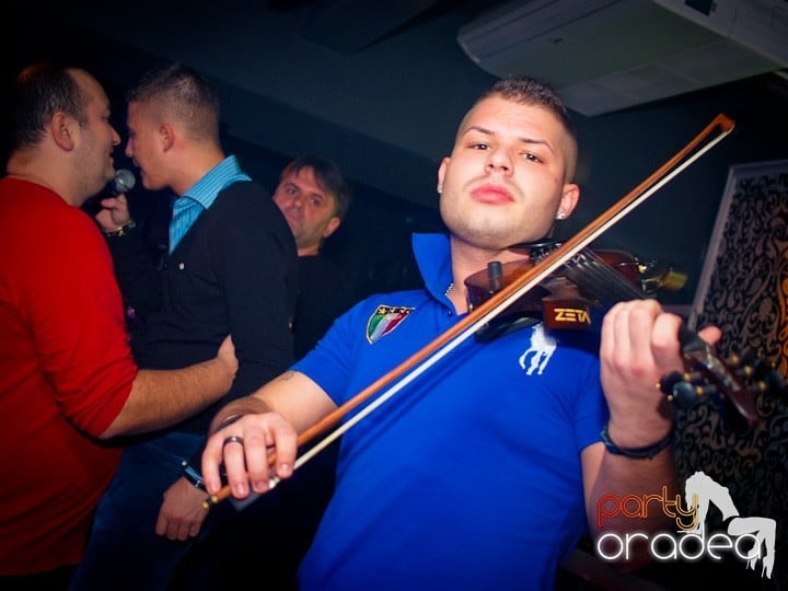 Petrecerea continuă în Club Life,