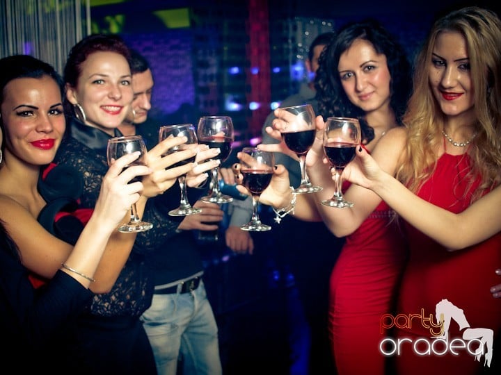 Petrecerea continuă în Club Life,