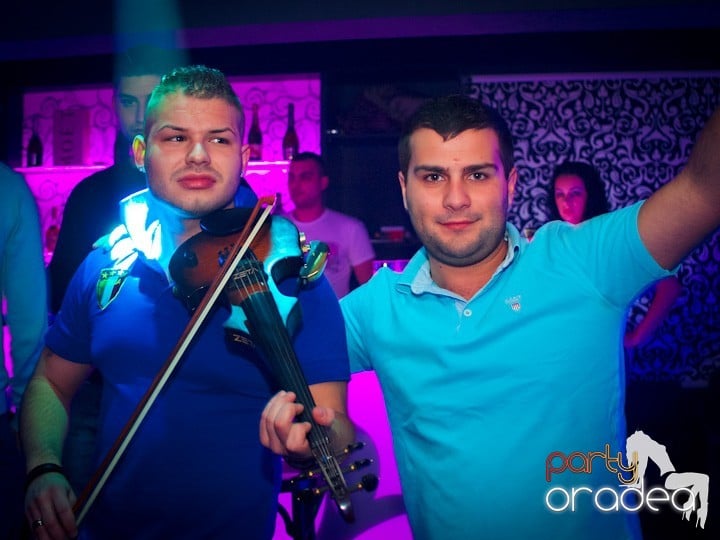 Petrecerea continuă în Club Life,
