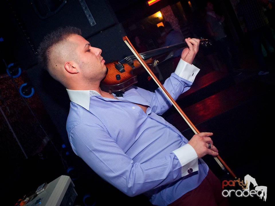 Petrecerea continuă în Club Life, 