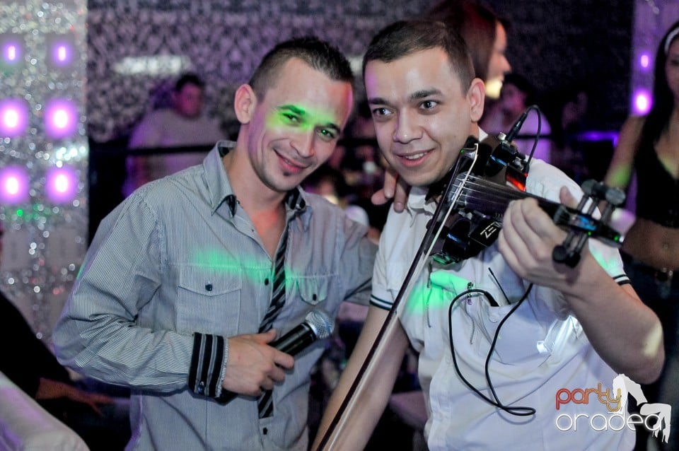 Petrecerea continuă în Club Life, 