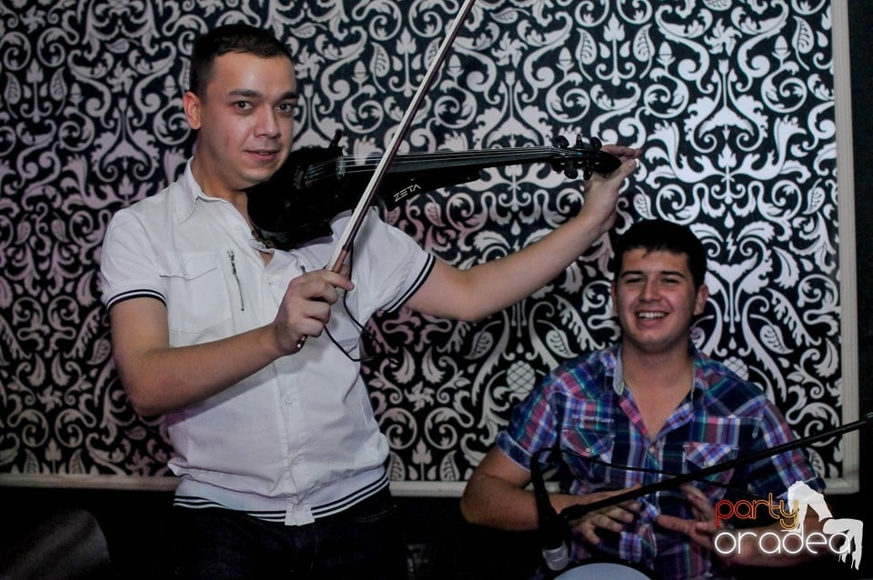 Petrecerea continuă în Club Life, 