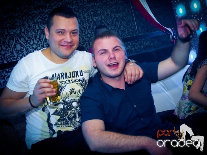 Petrecerea continuă în Club Life,