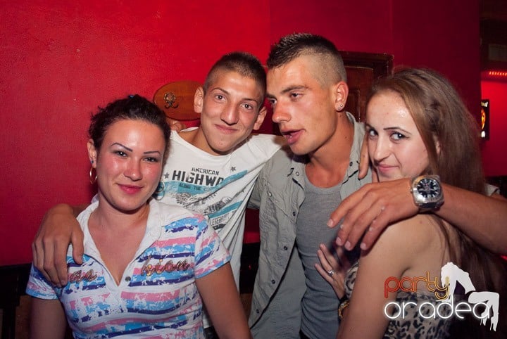 Petrecerea continuă în Downtown, 