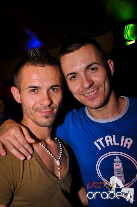 Petrecerea continuă în Downtown, 