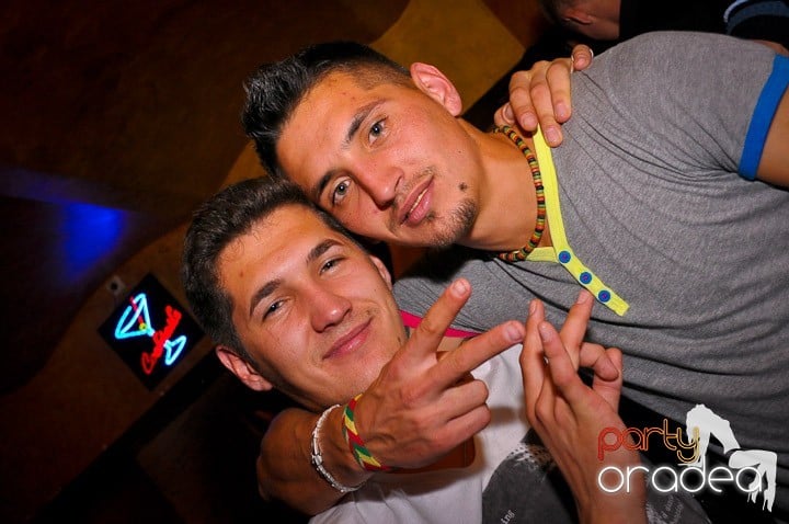 Petrecerea continuă în Downtown, 