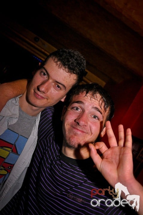 Petrecerea continuă în Downtown, 