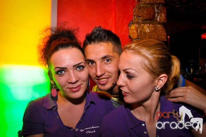 Petrecerea continuă în Downtown, 