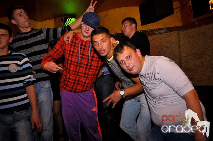 Petrecerea continuă în Downtown, 