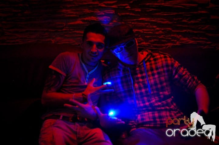 Petrecerea continuă în Downtown, 