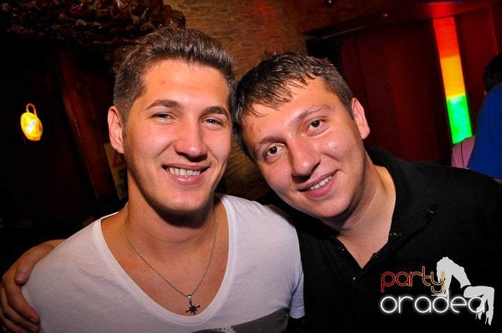 Petrecerea continuă în Downtown, 