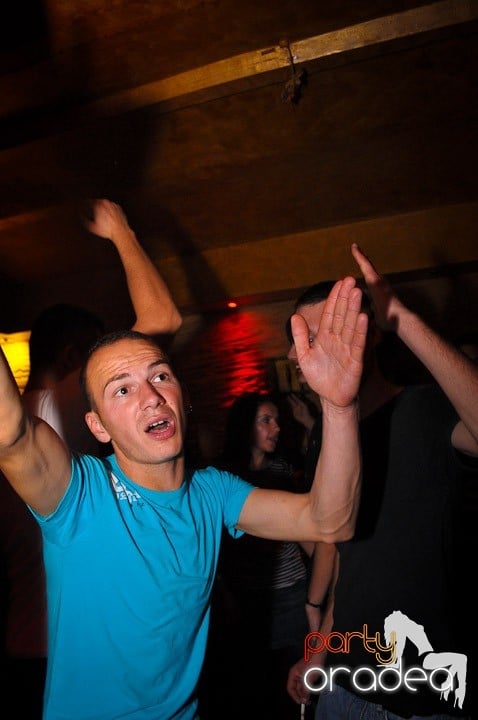 Petrecerea continuă în Downtown, 